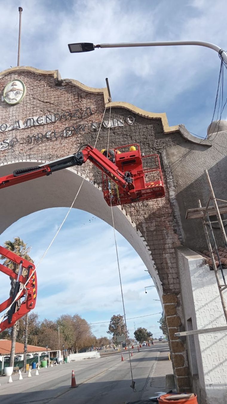 Revoque artesanal en proceso, en una de las caras laterales del Arco Desaguadero. Revoque artesanal en proceso, en una de las caras laterales del Arco Desaguadero.
