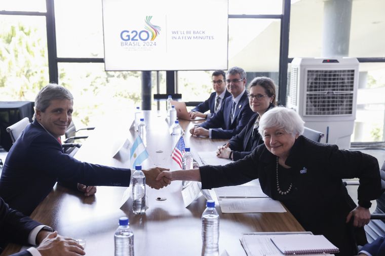 El ministro de Economía de Argentina, Luis Caputo, y la secretaria del Tesoro de EE.UU., Janet Yellen. Foto: EFE