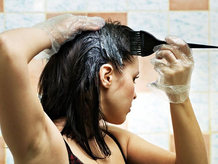 Ten en cuenta que teñirse el cabello puede ser nocivo. Foto: Archivo