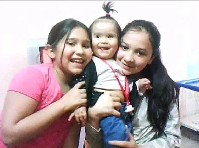 Delfina junto con sus hermanas, previo al accidente. Delfina junto con sus hermanas, previo al accidente.