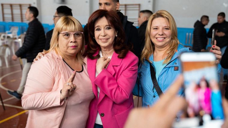 Cristina Fernández de Kirchner volvió a mostrar gráficos para alejarse de Javier Milei Foto: Prensa Cristina Fernández de Kirchner