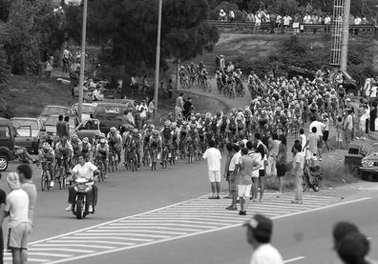 La gente y los ciclistas, una postal de la Vuelta Foto: Nacho Gaffuri / Archivo
