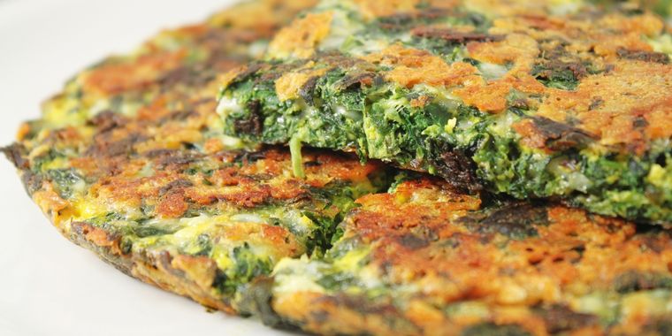 Prepará una tortilla con espinaca salteada y queso.