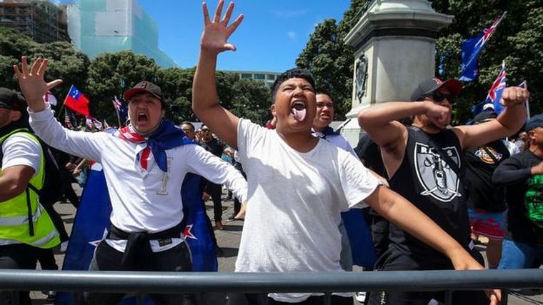 Foto: GETTY IMAGES. Los manifestantes realizan un haka durante una protesta de la Coalición por la Libertad y los Derechos en el Parlamento el 9 de noviembre de 2021 en Wellington, Nueva Zelanda.