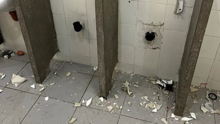 Una vez más los violentos destrozaron los baños del Malvinas. Foto: Captura Video