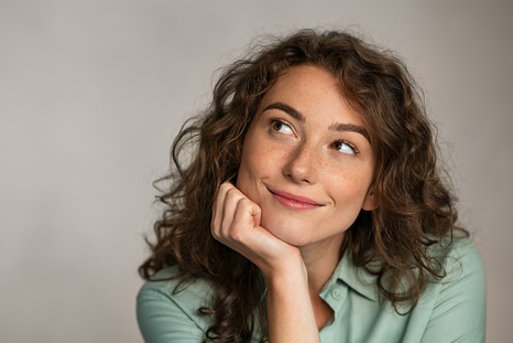 Leer frases inspiradoras por la mañana puede cambiar la energía de las personas.