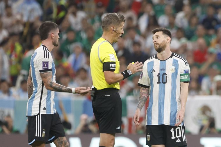 Daniele Orsato y Messi, discutiendo en el Argentina 2 - México 0. Foto: EFE