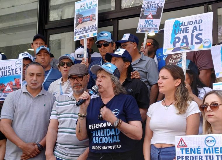 Trabajadores de Vialidad Nacional se movilizan ante la sospecha de que el Gobierno cerrará el organismo. Foto: Gentileza