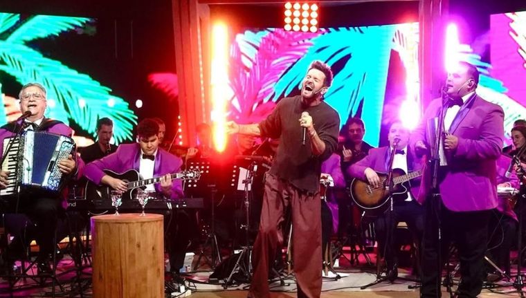 Axel junto a Los Palmeras. Foto: Instagram/ @telefe.