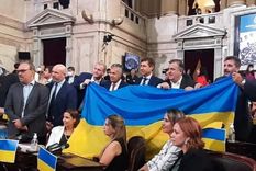 Alfredo Cornejo sostiene, junto a otros dirigentes, la bandera de Ucrania. Foto: Archivo