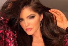 Ana Bárbara deslumbró con un coqueto traje de baño enterizo.