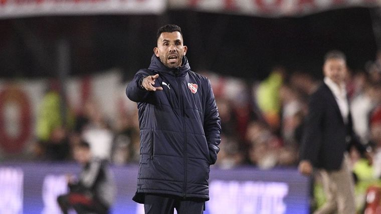 Carlos Tevez habló sobre el chileno. Foto: @Independiente