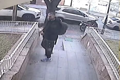 Un video grabado en calle Don Bosco muestra cómo un hombre rompió el vidrio de un auto y escapó con objetos del interior. Un video grabado en calle Don Bosco muestra cómo un hombre rompió el vidrio de un auto y escapó con objetos del interior.