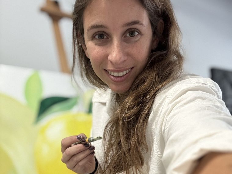 La artista empezó a estudiar Diseño Industrial, pero la dejó cuando sintió que su necesidad de pintar era aún más fuerte. 