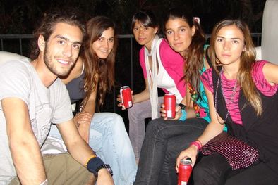 MDZol | Simón Pendola -Dj Sy- junto a Maru, Nati, Sole y Dani. Foto: Jimena Fernández / MDZ