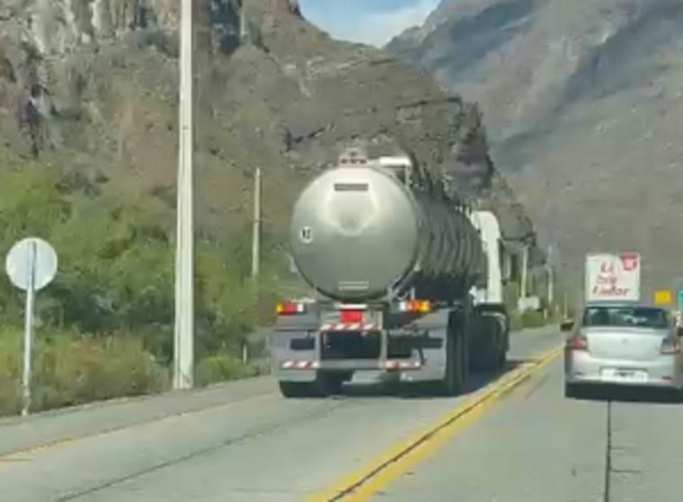 Captura del video en el que se observa al camión cruzando la doble línea amarilla. &nbsp;