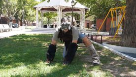 Una extraña expresión personal se encuentra con la barrera de los prejuicios de la sociedad.