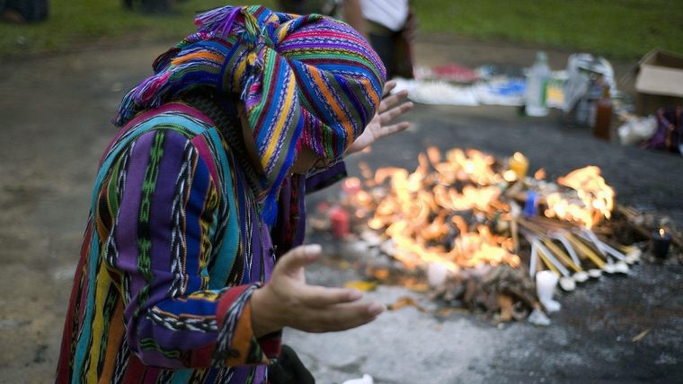 Muchas ceremonias y costumbres mayas antiguas aún se conservan hoy en día, junto con las lenguas mayas.