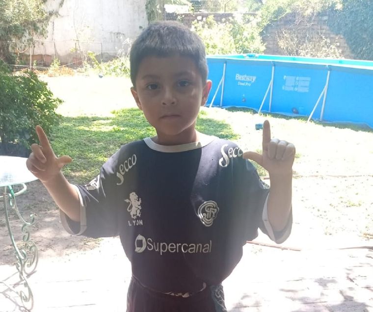 El pequeño hincha de la Lepra que lleva el nombre tan particular. Foto: Gentileza