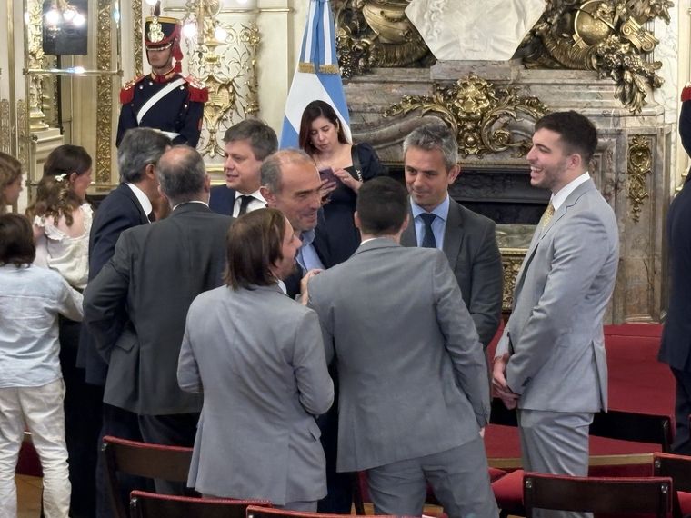 El karinismo, con expresiones triunfales en la jura de Juan Bautista Mahiques. De espalda, Javier Lanari; a su izquierda Santiago Viola, Lule Menem, Martín Menem y Sharif Menem. El karinismo, con expresiones triunfales en la jura de Juan Bautista Mahiques. De espalda, Javier Lanari; a su izquierda Santiago Viola, Lule Menem, Martín Menem y Sharif Menem.