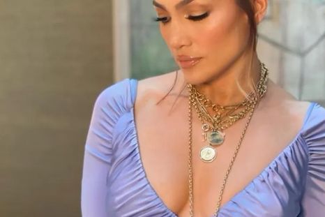 Jennifer Lopez sabe lucir cualquier prenda que decida vestir como los minishorts Foto: Instagram