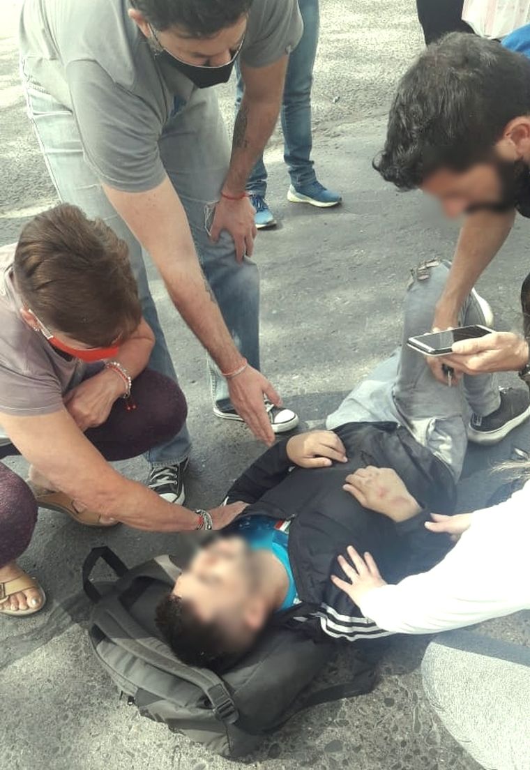 Herido De acuerdo a los lectores, el joven se llama Damián. Todavía no trascendió su apellido.