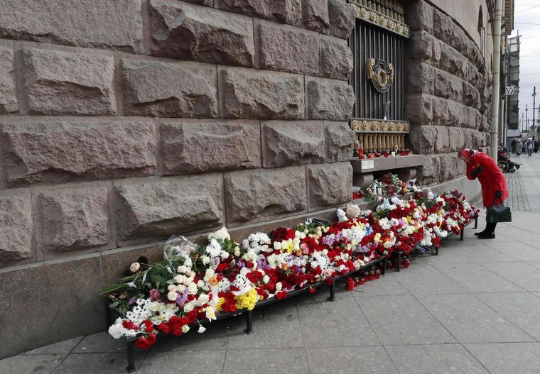 La gente llora en un monumento conmemorativo en el centro de la ciudad Foto: EFE/EPA/ANATOLY MALTSEV