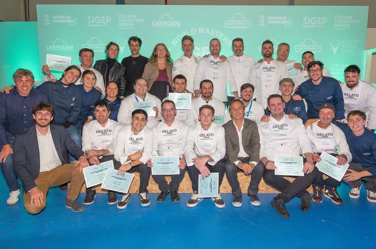 Los heladeros participantes y el jurado. Los heladeros participantes y el jurado.