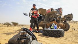 Una pieza que no debía romperse dejó a Henk Lategan detenido durante horas en el desierto y cambió el escenario de la lucha por en coches.