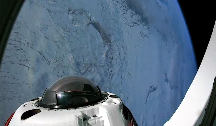 La nave Dragon de SpaceX, orbitando uno de los polos. Foto: Dpa.