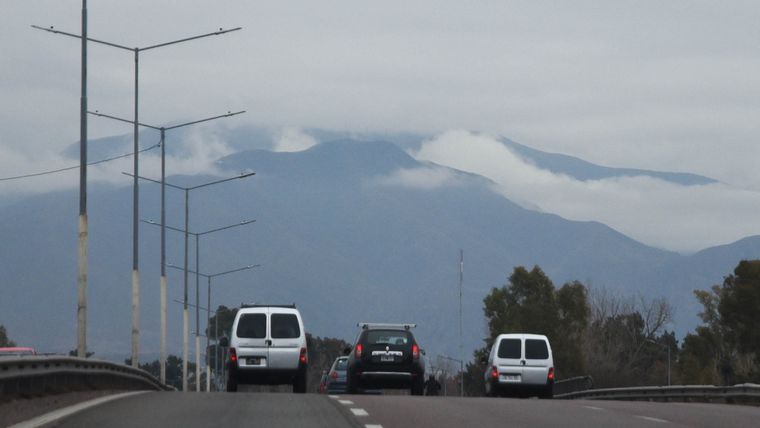 Lunes con cielo algo nublado y máxima de 20°C en Mendoza, con viento Zonda en precordillera y Malargüe.