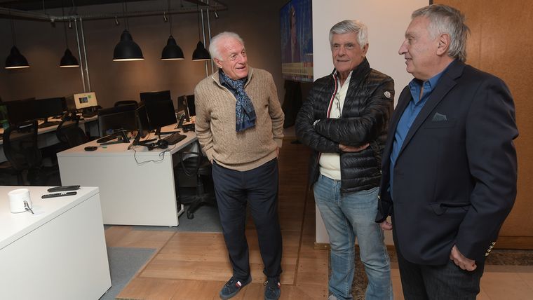 Orlando Terranova, Claudio Burgos y Eduardo Carbini, tres amigos que compartieron el encuentro con los jefes comunales. Orlando Terranova, Claudio Burgos y Eduardo Carbini, tres amigos que compartieron el encuentro con los jefes comunales.