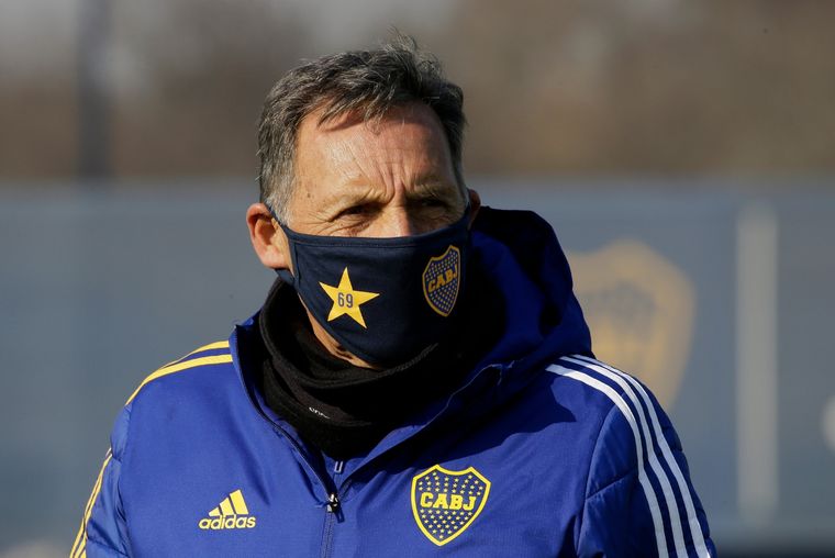 El DT supervisó la práctica de hoy. Foto: Boca Juniors