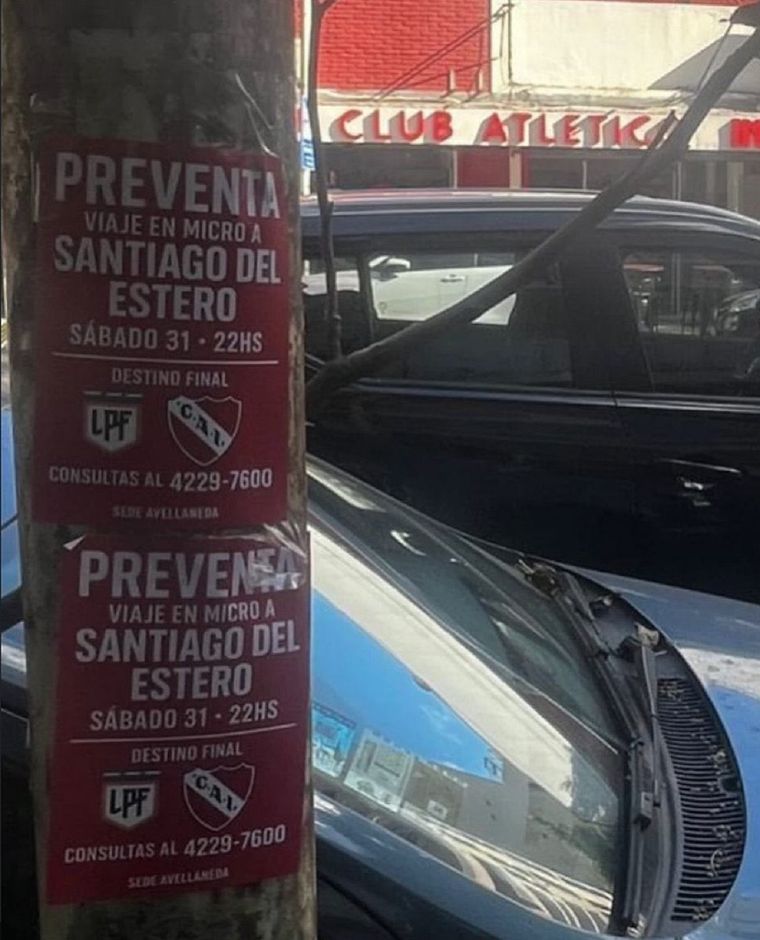 Los memes apuntaron a estos carteles que salieron en la previa de la semifinal del Rojo ante Huracán. ¿Habrán sido los hinchas de Racing? Foto: Redes