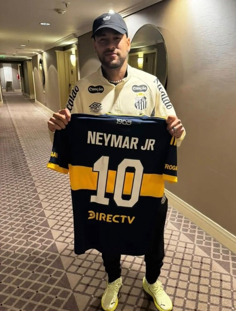 Neymar posa con la camiseta de Boca. Neymar posa con la camiseta de Boca.