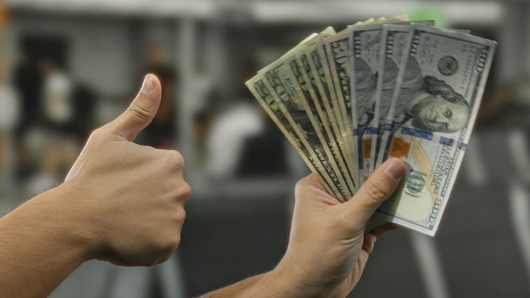 El dólar subió este jueves.