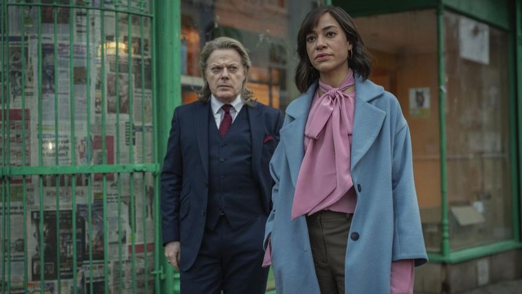 El detective Broome es la pieza clave para resolver los crímenes que conectan estas historias de suspenso. El detective Broome es la pieza clave para resolver los crímenes que conectan estas historias de suspenso.