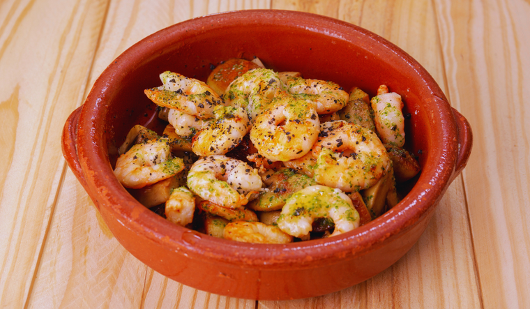 La receta se basa en la emulsión natural entre el jugo de las gambas y el aceite caliente, creando una salsa espesa sin necesidad de añadir nada más. La receta se basa en la emulsión natural entre el jugo de las gambas y el aceite caliente, creando una salsa espesa sin necesidad de añadir nada más.