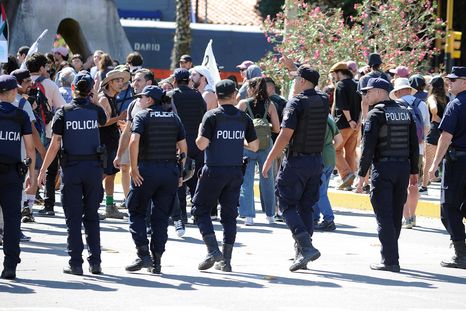Policías controlando la marcha en el nudo vial. Policías controlando la marcha en el nudo vial.