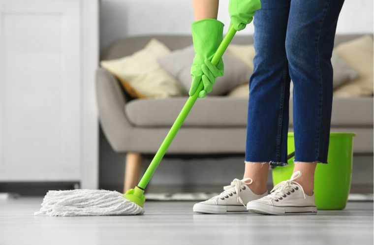 Los expertos agregan un poco de vinagre blanco a la hora de limpiar el piso Foto: Shutterstock