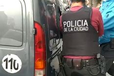 Forzaron la puerta Los agentes debieron romper la puerta para rescatar al menor. Forzaron la puerta Los agentes debieron romper la puerta para rescatar al menor.