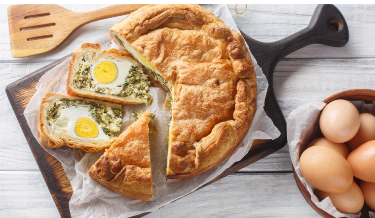 Muchas familias argentinas agregan queso crema o ricota a la receta de tarta de espinaca y huevo para lograr un relleno más cremoso. Muchas familias argentinas agregan queso crema o ricota a la receta de tarta de espinaca y huevo para lograr un relleno más cremoso.