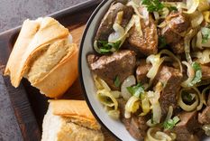 Hígado encebollado Una receta simple y deliciosa para hacer en pocos minutos Foto: Shutterstock
