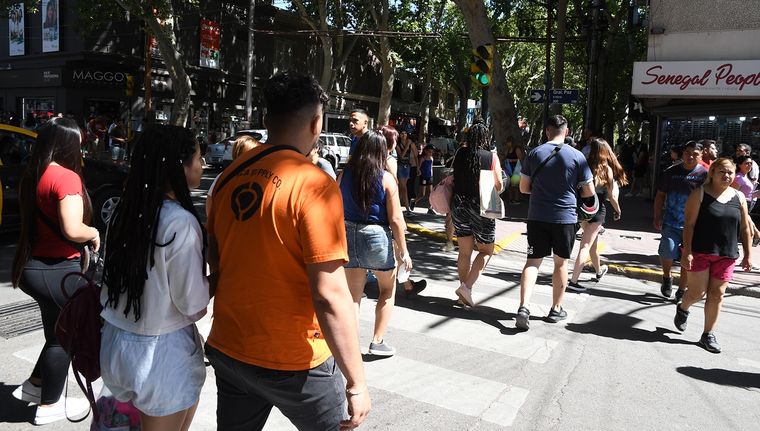 Cientos de mendocinos coparon la Ciudad en la previa de la Nochebuena Foto: ALF PONCE MERCADO / MDZ