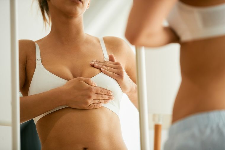 El autoexamen mamario es una herramienta fundamental para detectar precozmente el cáncer de mama. Foto: Shutterstock.