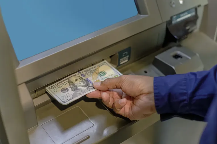 Cristina sigue esperando. No sabe si alguien más tomó su dinero del banco, si hubo una falla en el sistema o si fue víctima de un engaño. Imagen ilustrativa.