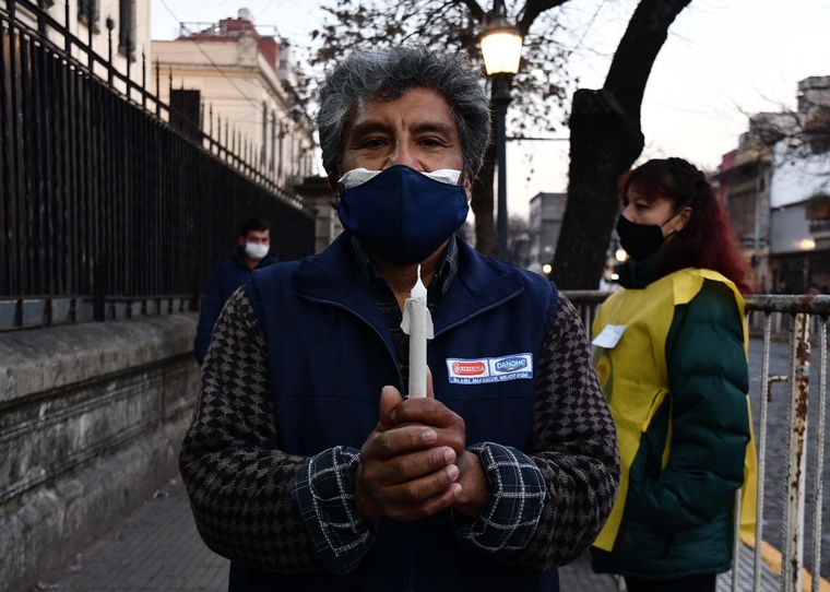 Fieles se acercaron a la Parroquia de Liniers para pedir trabajo Foto: Télam