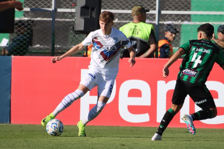 Santino Andino encara ante la marca del lateral derecho sanjuanino, Alejandro Molina. El juvenil no pudo hacer pesar su desequilibrio. Foto: Prensa Club Godoy Cruz