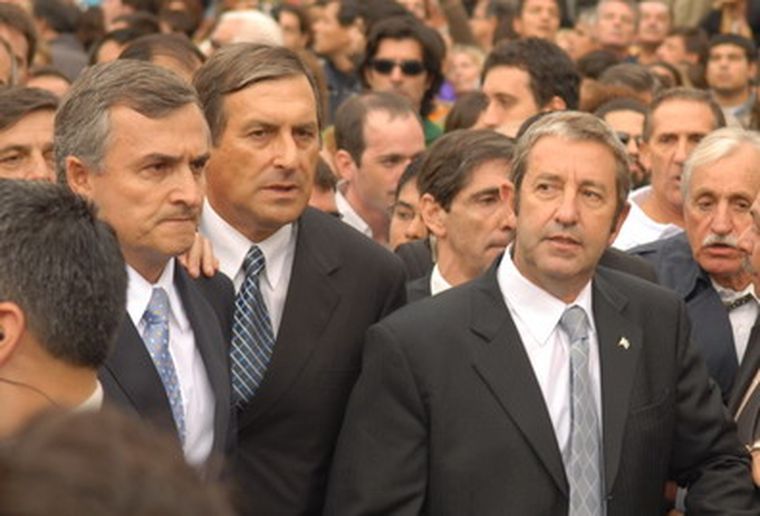 Cobos, Morales y otros radicales en el sepelio de Alfonsín. Foto: Nacho Gaffuri/ MDZ
