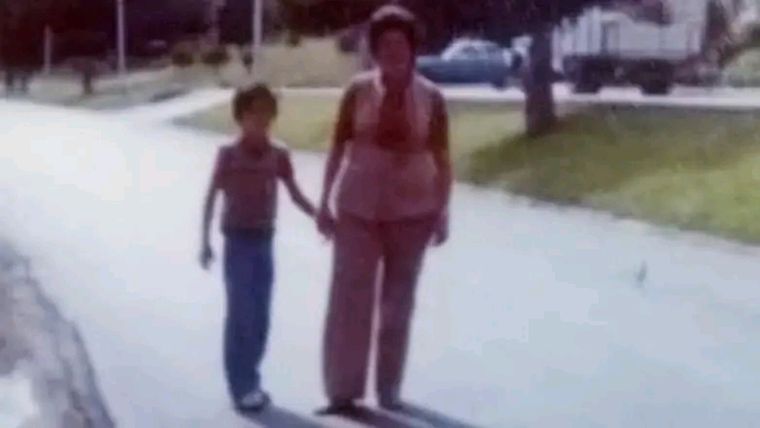 Año 1976, paseando por Bariloche con mi vieja, Leonor. Año 1976, paseando por Bariloche con mi vieja, Leonor.